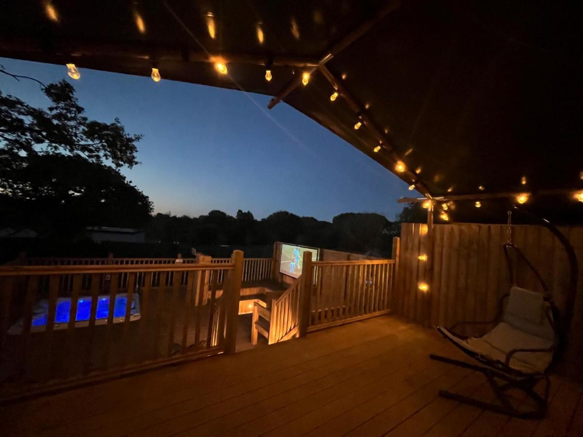 Aladdin Safari Tent Tenby Bagian luar foto