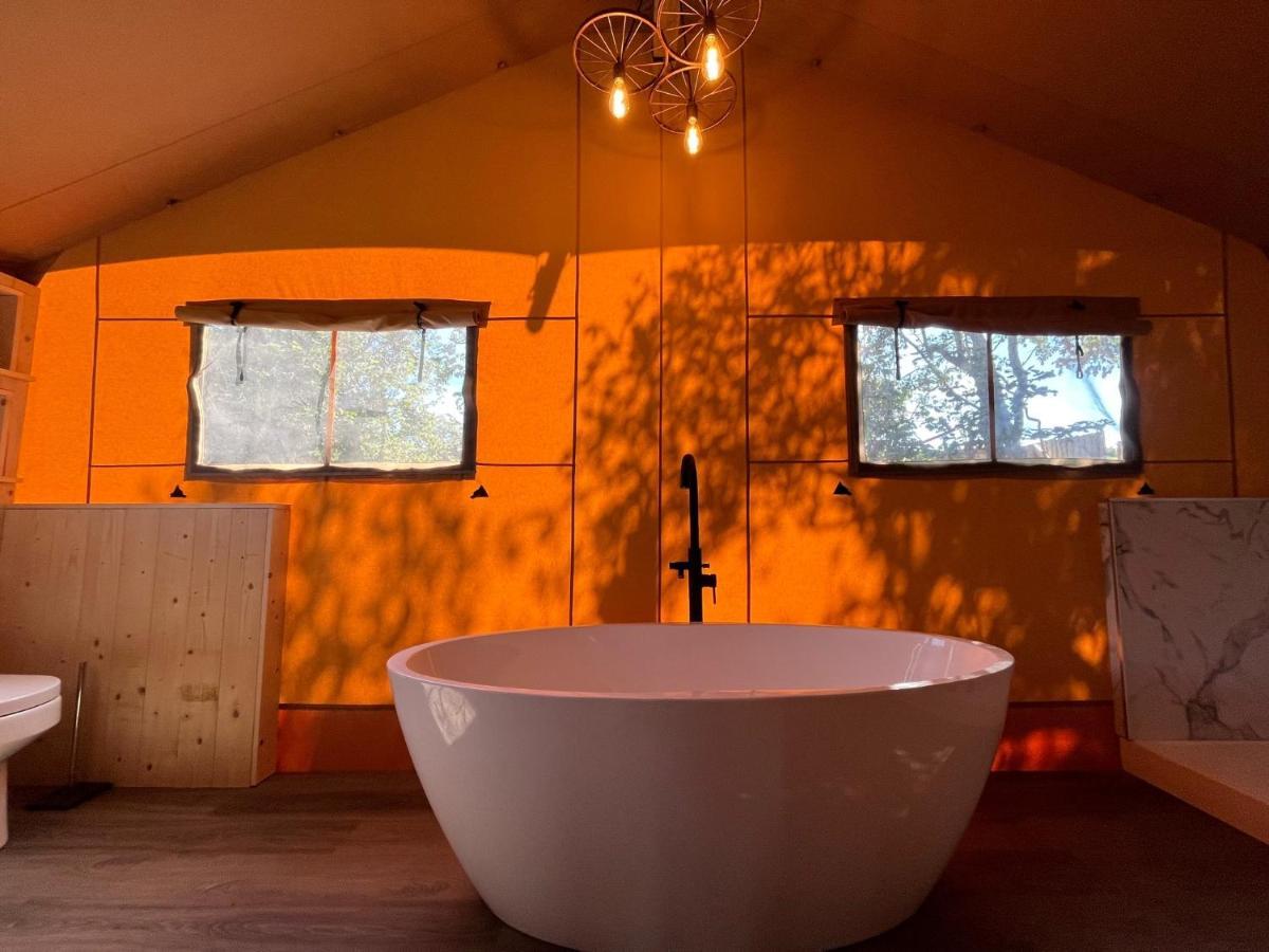 Aladdin Safari Tent Tenby Bagian luar foto