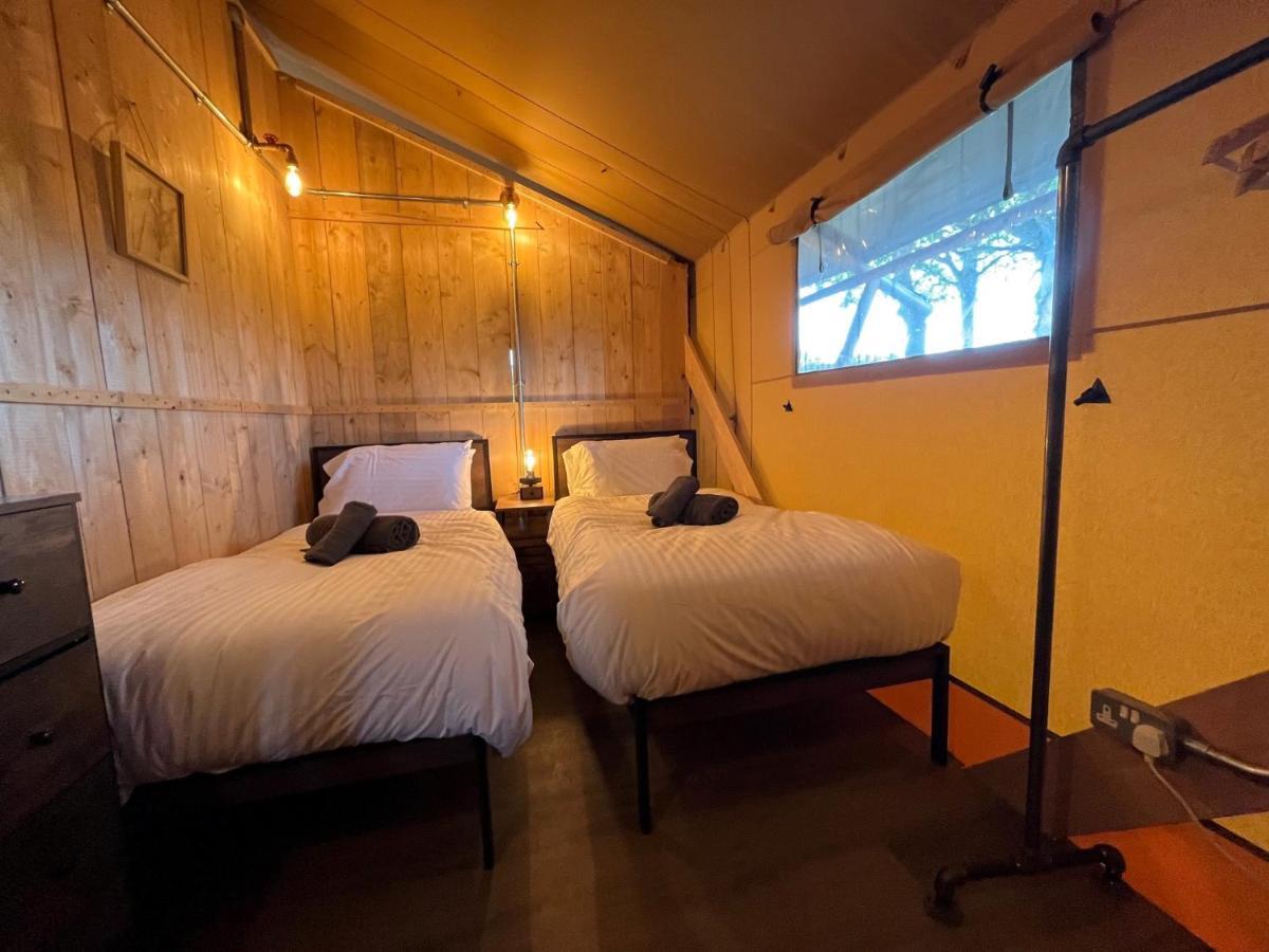 Aladdin Safari Tent Tenby Bagian luar foto