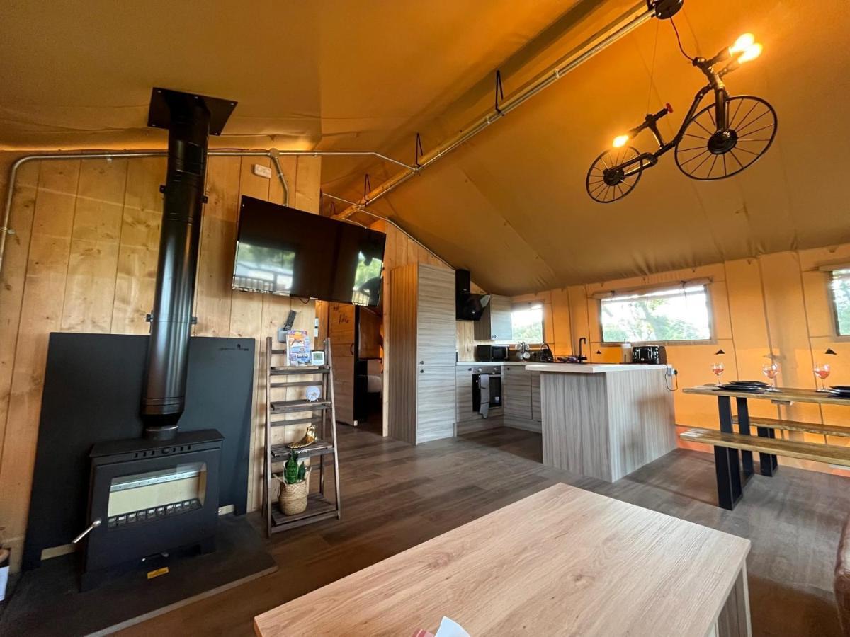 Aladdin Safari Tent Tenby Bagian luar foto
